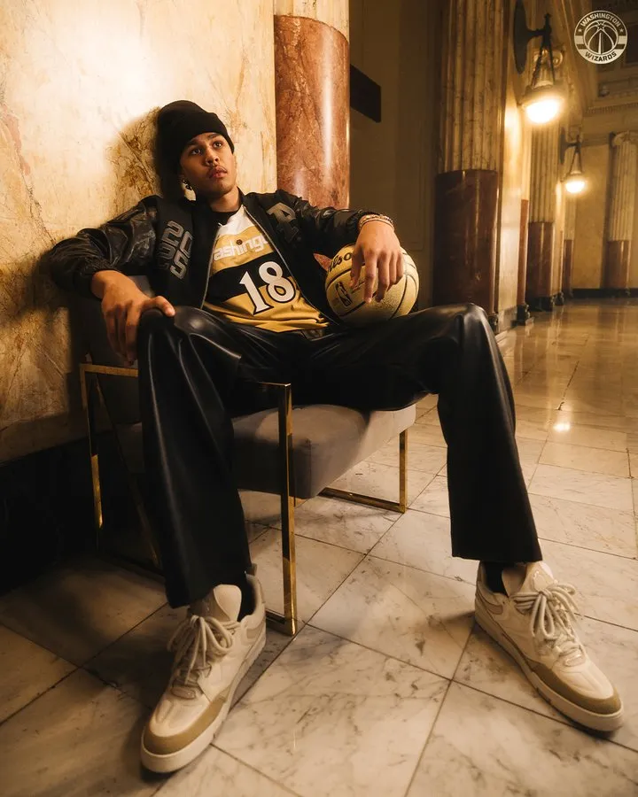 基肖恩-乔治展示球队新球衣，奇才官方附文：永不过时的穿搭