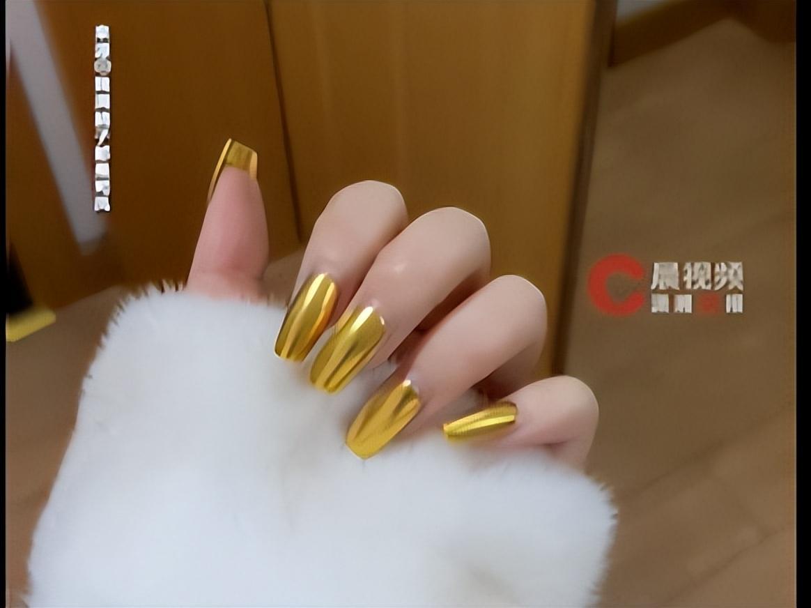 星空体育-女子用20g黄金打造新年美甲，称用自己穿戴甲定做的，最新回应：是真金，过年就要装一把
